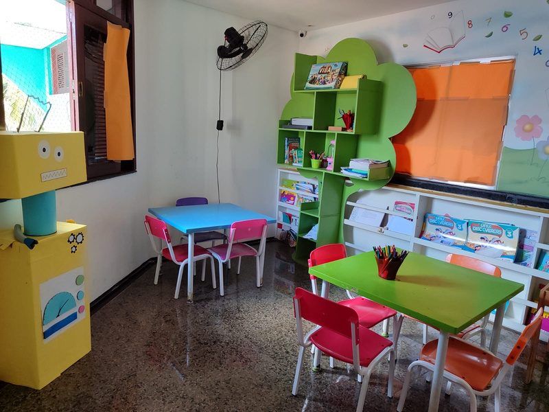 Sala de leitura com estantes coloridas