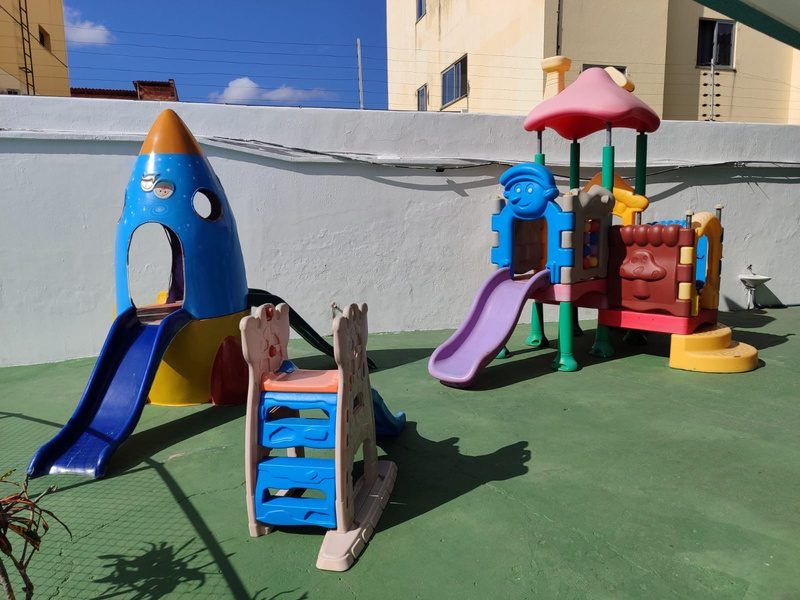 Parquinho com escorregador em forma de foguete