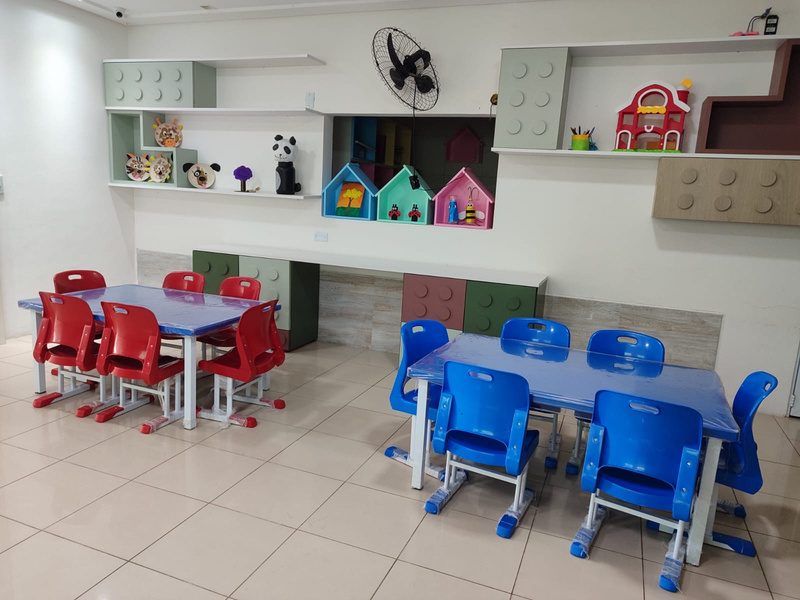 Sala de aula com mesas coloridas na unidade Cambeba
