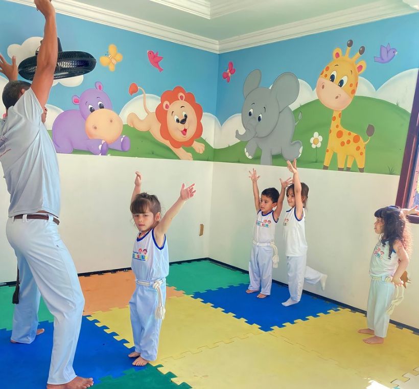 Crianças na aula de capoeira