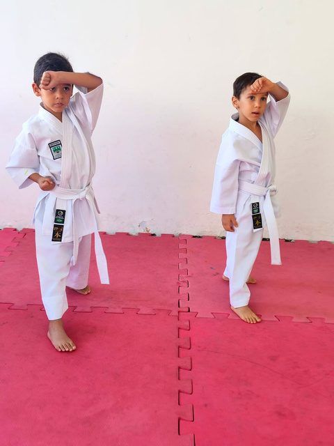 Alunos de quimono na aula de karatê