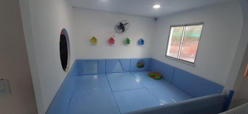 Berçário com tatame azul