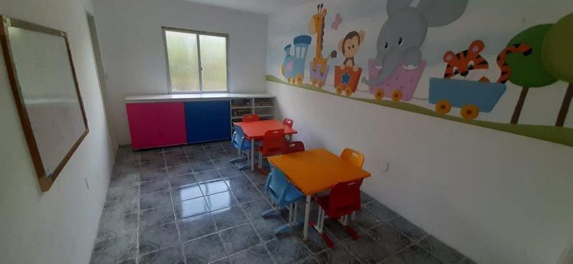 Sala de leitura com mesas coloridas