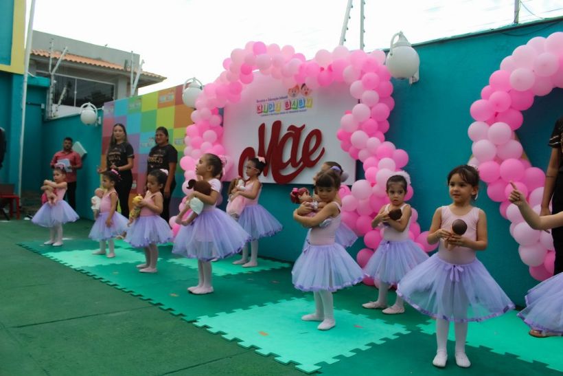 Apresentação de ballet com decoração de balões rosa