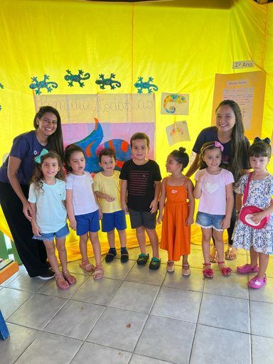 Turma reunida em sala decorada