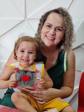 Mãe e filha num evento da escola