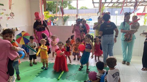 Festa com crianças fantasiadas