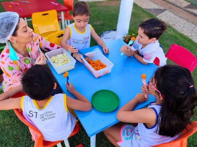 Crianças numa atividade com alimentos