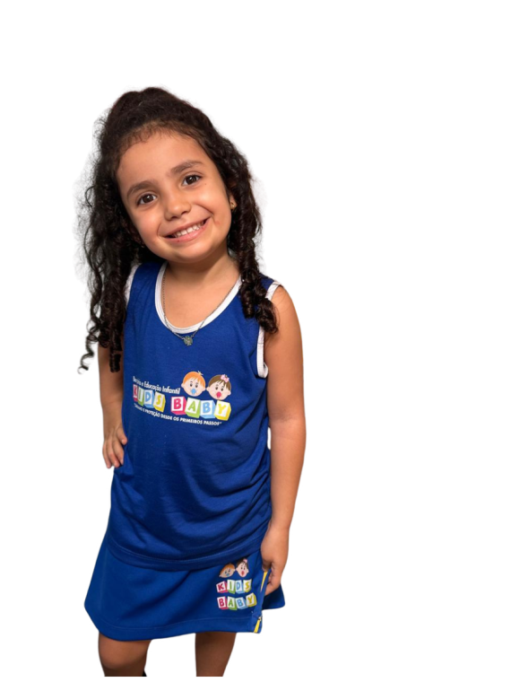 Aluna da Kids Baby sorrindo com o uniforme azul da escola