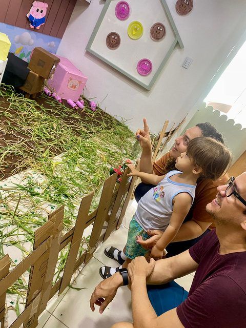 Criança explorando a natureza numa aula de campo