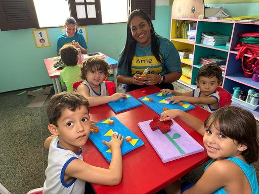 Crianças e professora numa atividade de leitura