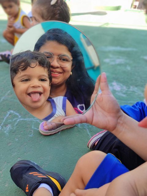 Aluno sorrindo com a professora