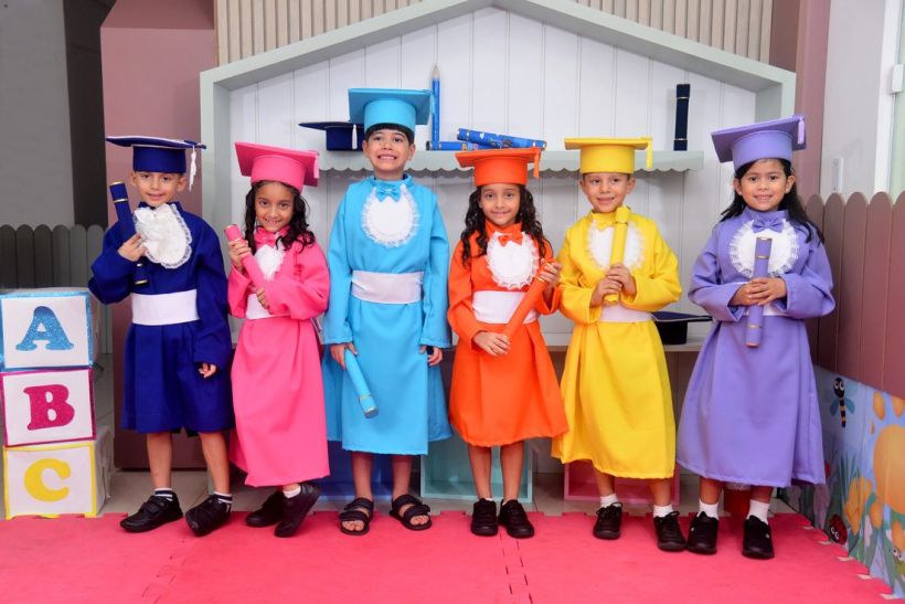 Formandos com becas coloridas