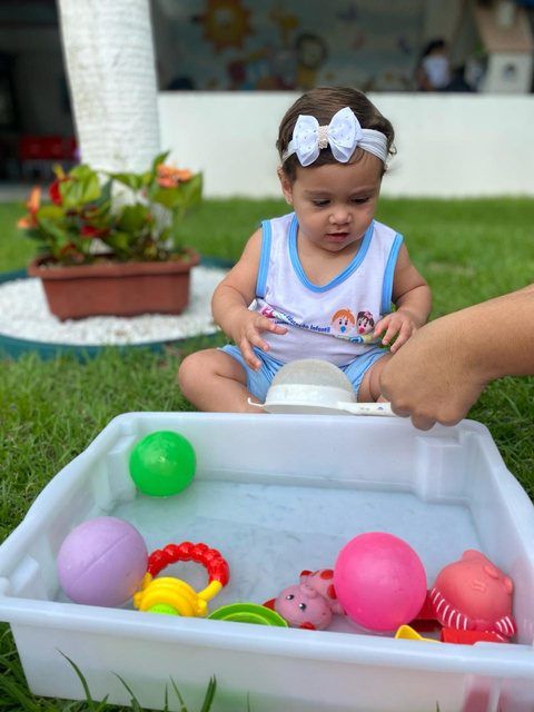Bebê brincando com bolinhas coloridas