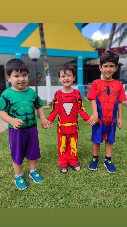 Crianças fantasiadas de super-heróis