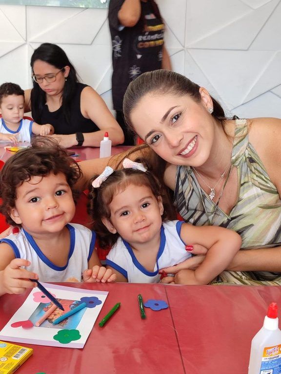 Alunas do Infantil II com a professora