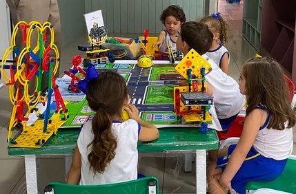 Alunos montando brinquedos de encaixe